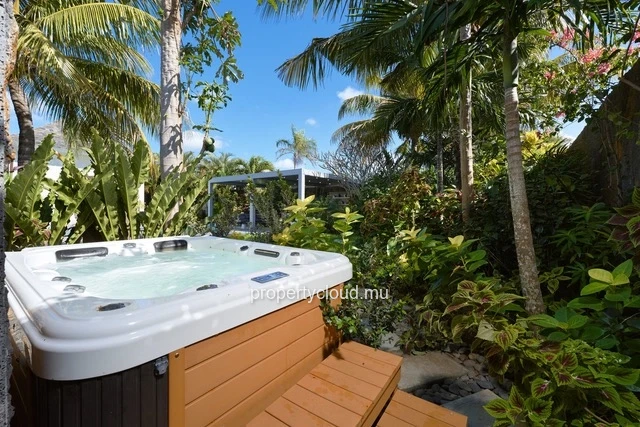 For sale: 4-bedroom villa with en suite rooms + office, 414.20 m2 on a 1,065 m2 plot, accessible to foreigners in Gra...